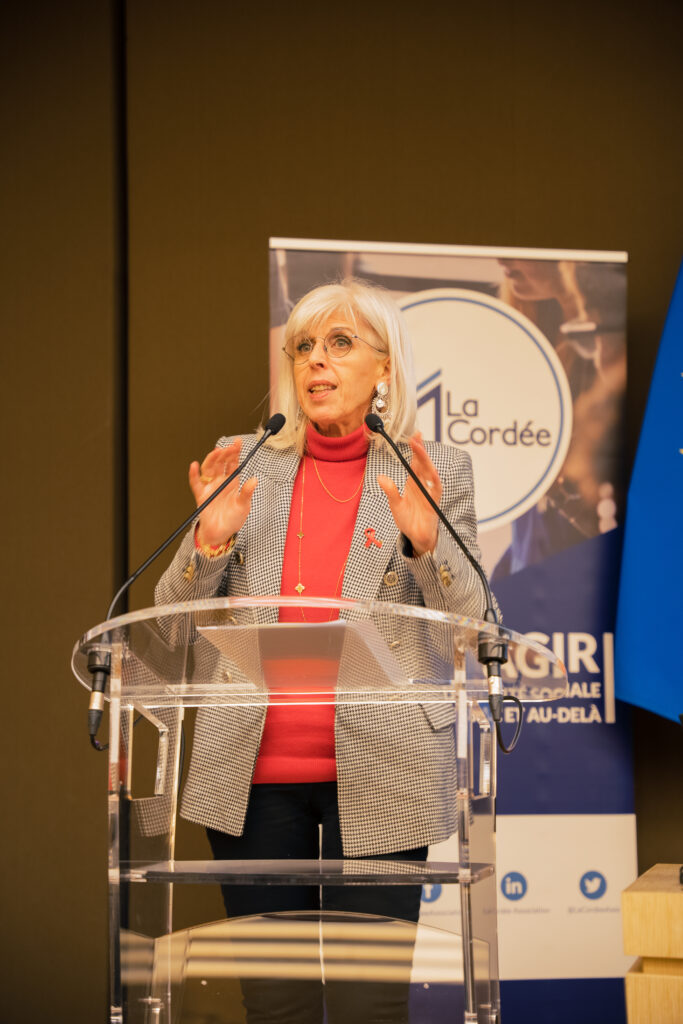 Photo d'une femme tenant un discours à un pupitre