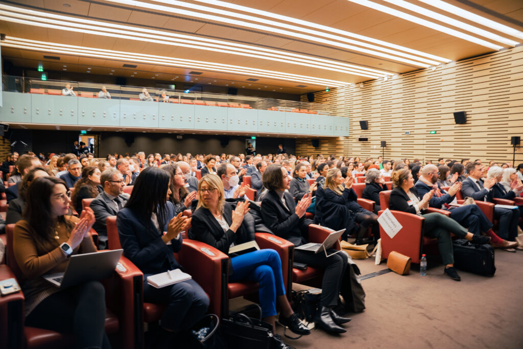 Photo d'une assemblée lors d'un évènement de La Cordée