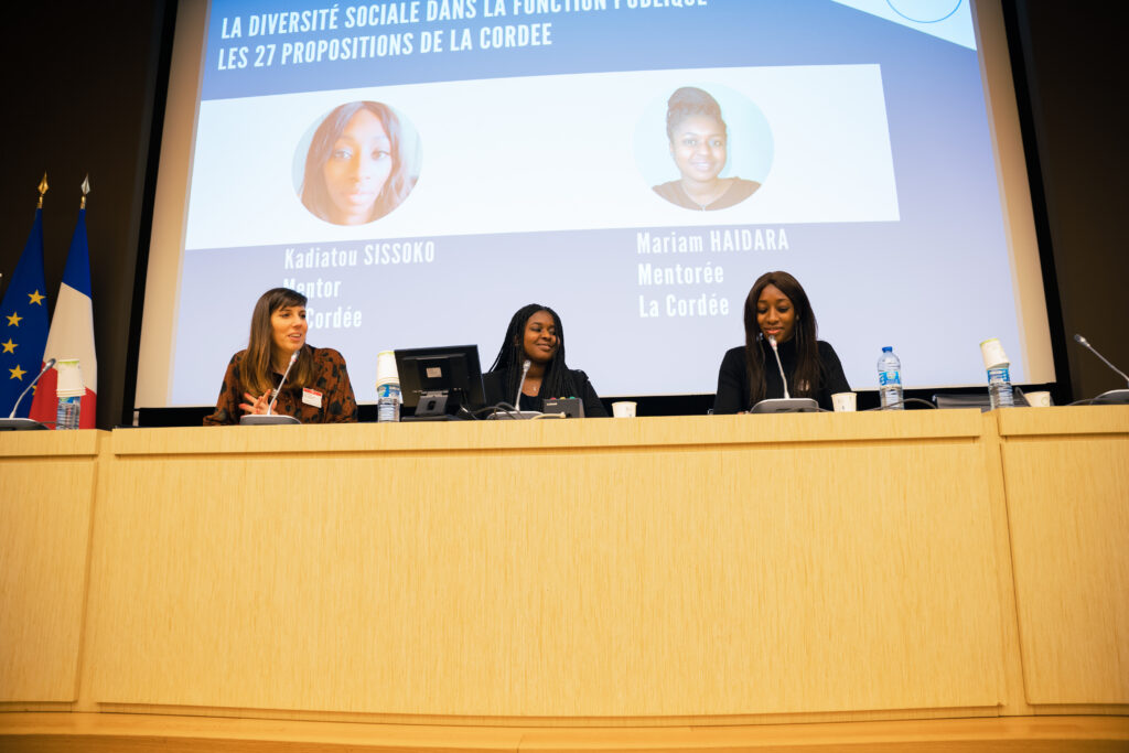 Photo d'un membre de la Cordée, Rebecca Deprez à gauche et de deux jeunes femmes mentorées : Kadiatou Sissoko et Mariam Haidara à droite