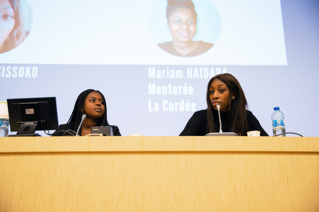 Photo de deux jeunes femmes mentorées par La Cordée sur une estrade