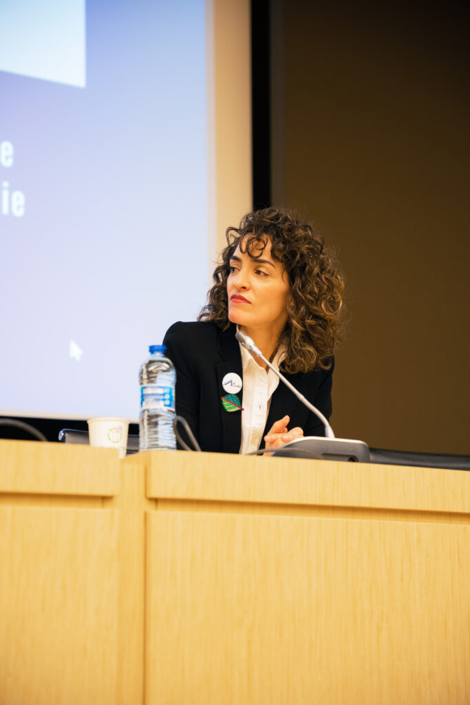 Photo d'une personne à l'estrade