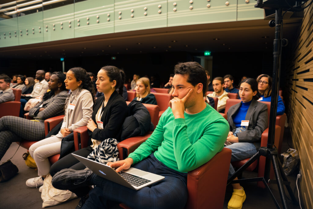 Photo de personnes assises lors d'une assemblée