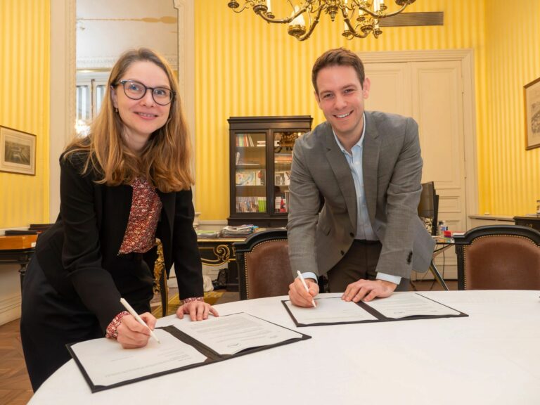 Photo de la signature du renouvellement du partenariat entre le conseil d’État, représenté à gauche par Cécile Vaullerin et l'association La Cordée, représenté à droite par Damien Zaversnik