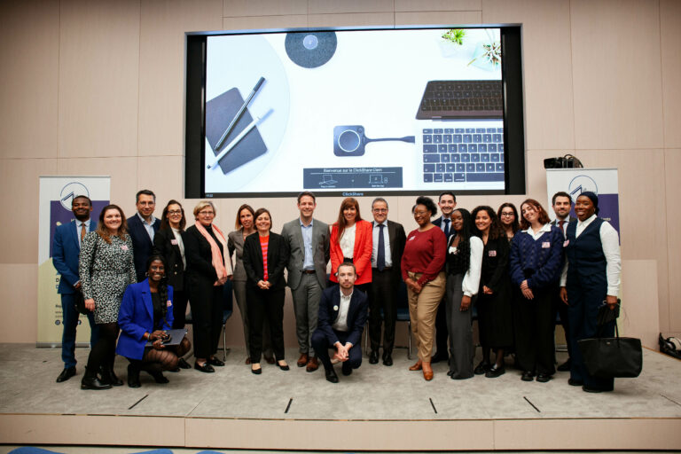 Photo de groupe avec les partenaires, personnalités et bénéficiaires de La Cordée présents pendant le débat.