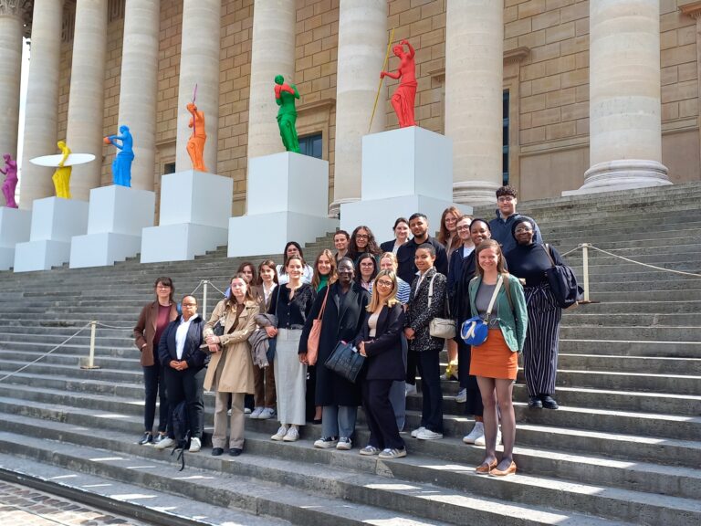 Photo des bénéficiaires de La Cordée qui ont bénéficié d’une visite privilégiée au sein du Palais Bourbon.